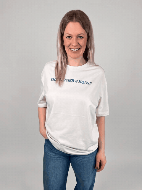 Father's House Oversize Shirt Frauen, Model dreht sich: vorne, Seite, hinten