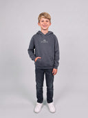 Junge im grauen OnlyJesus Kinder Hoodie, Vorderseite mit Logo und Olivenzweig