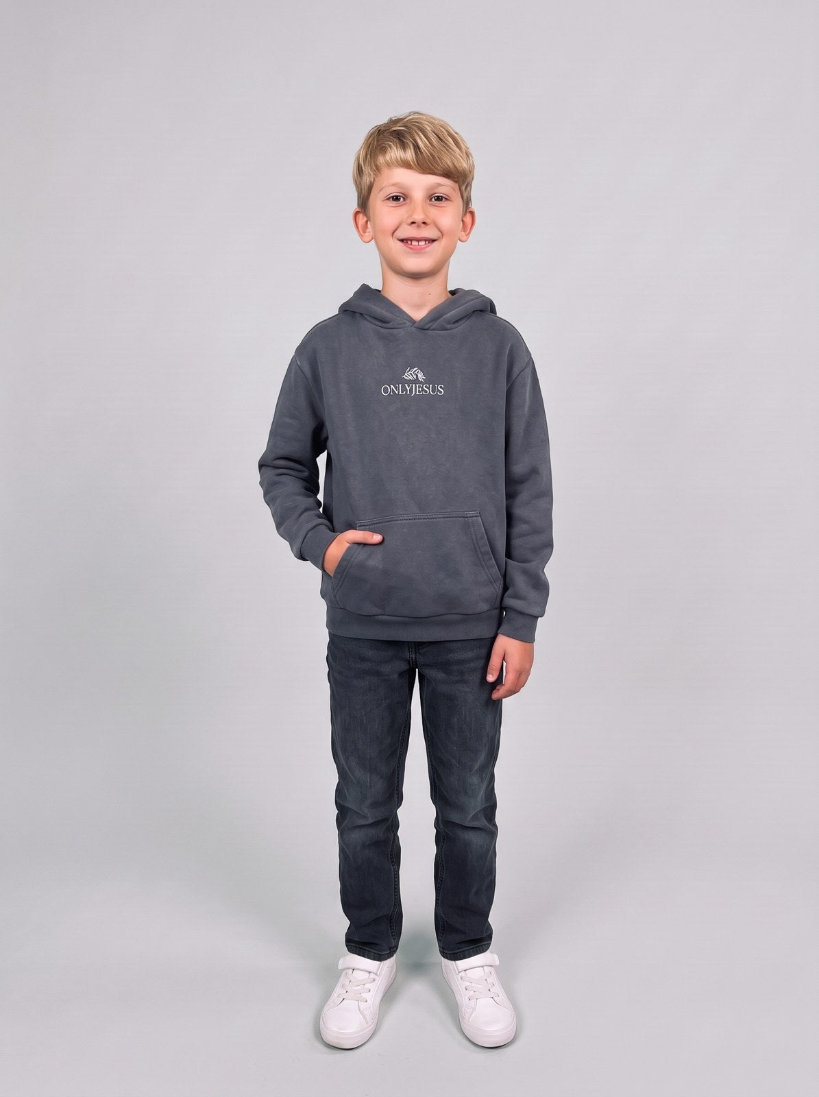Junge im grauen OnlyJesus Kinder Hoodie, Vorderseite mit Logo und Olivenzweig