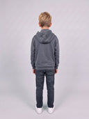 Junge von hinten im grauen OnlyJesus Kinder Hoodie