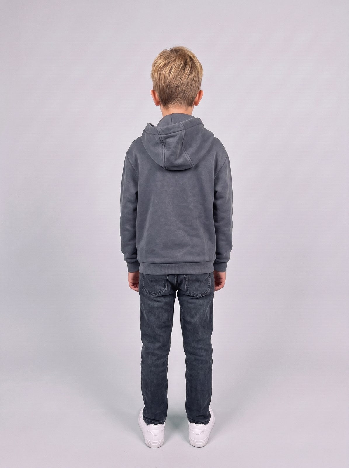 Junge von hinten im grauen OnlyJesus Kinder Hoodie
