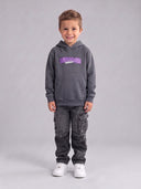 Junge im grauen Kingdom Minded Kinder Hoodie, Vorderseite mit lila Schriftzug