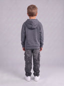 Junge von hinten im grauen Kingdom Minded Kinder Hoodie