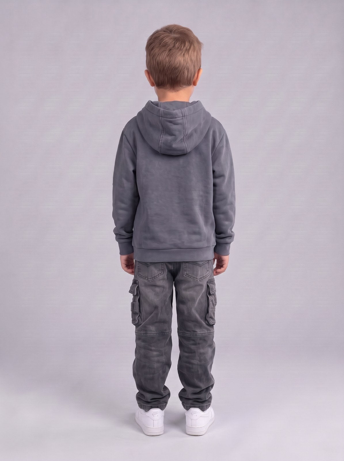 Junge von hinten im grauen Kingdom Minded Kinder Hoodie