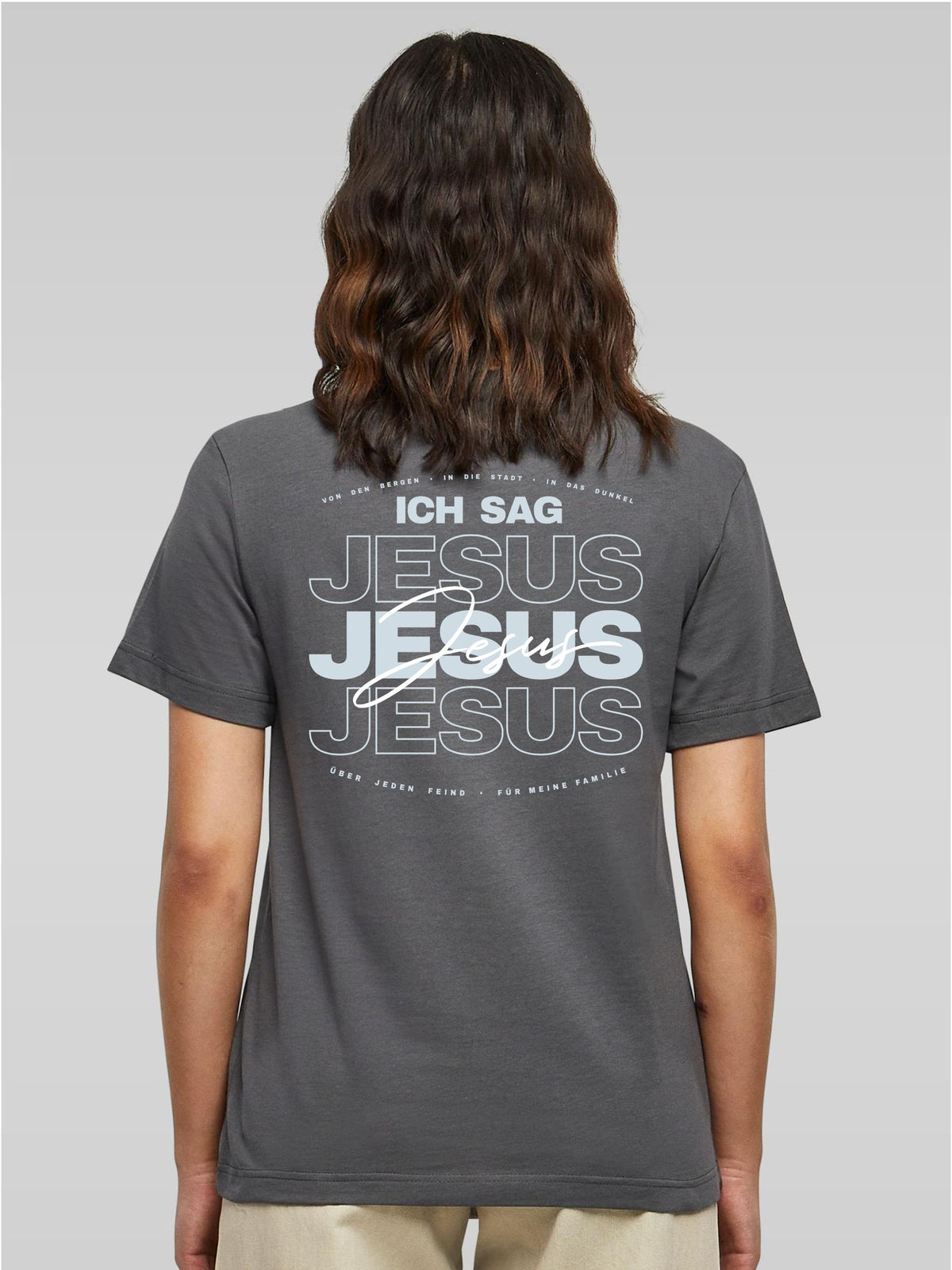 Frau von hinten im dunkelgrauen Ich sag Jesus Shirt von Newsound Worship