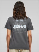 Frau von hinten im dunkelgrauen Ich sag Jesus Shirt von Newsound Worship