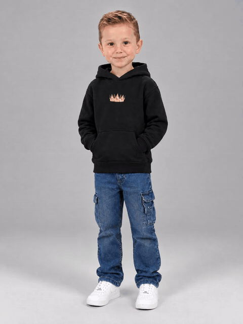 Jesus is King Kinder Hoodie in Schwarz, Junge dreht sich: vorne, Seite, hinten
