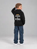 Junge im schwarzen Kinder Hoodie, Rückseite mit Krone und Jesus is King