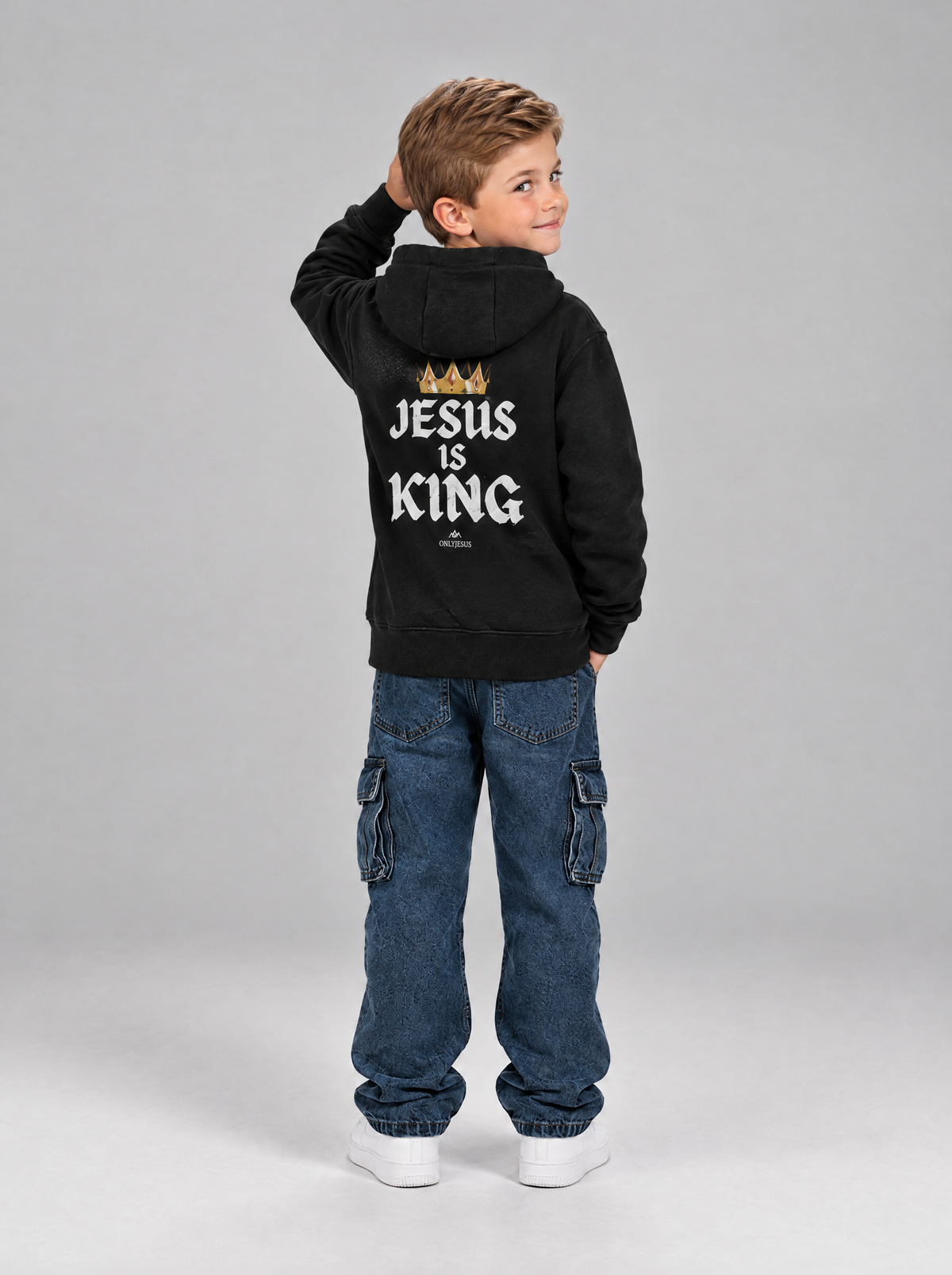 Junge im schwarzen Kinder Hoodie, Rückseite mit Krone und Jesus is King