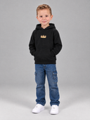 Junge im schwarzen Jesus is King Kinder Hoodie, Vorderseite mit goldener Krone