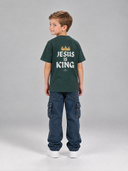 Junge im bottlegrünen Kindershirt, Rückseite mit Krone und Jesus is King