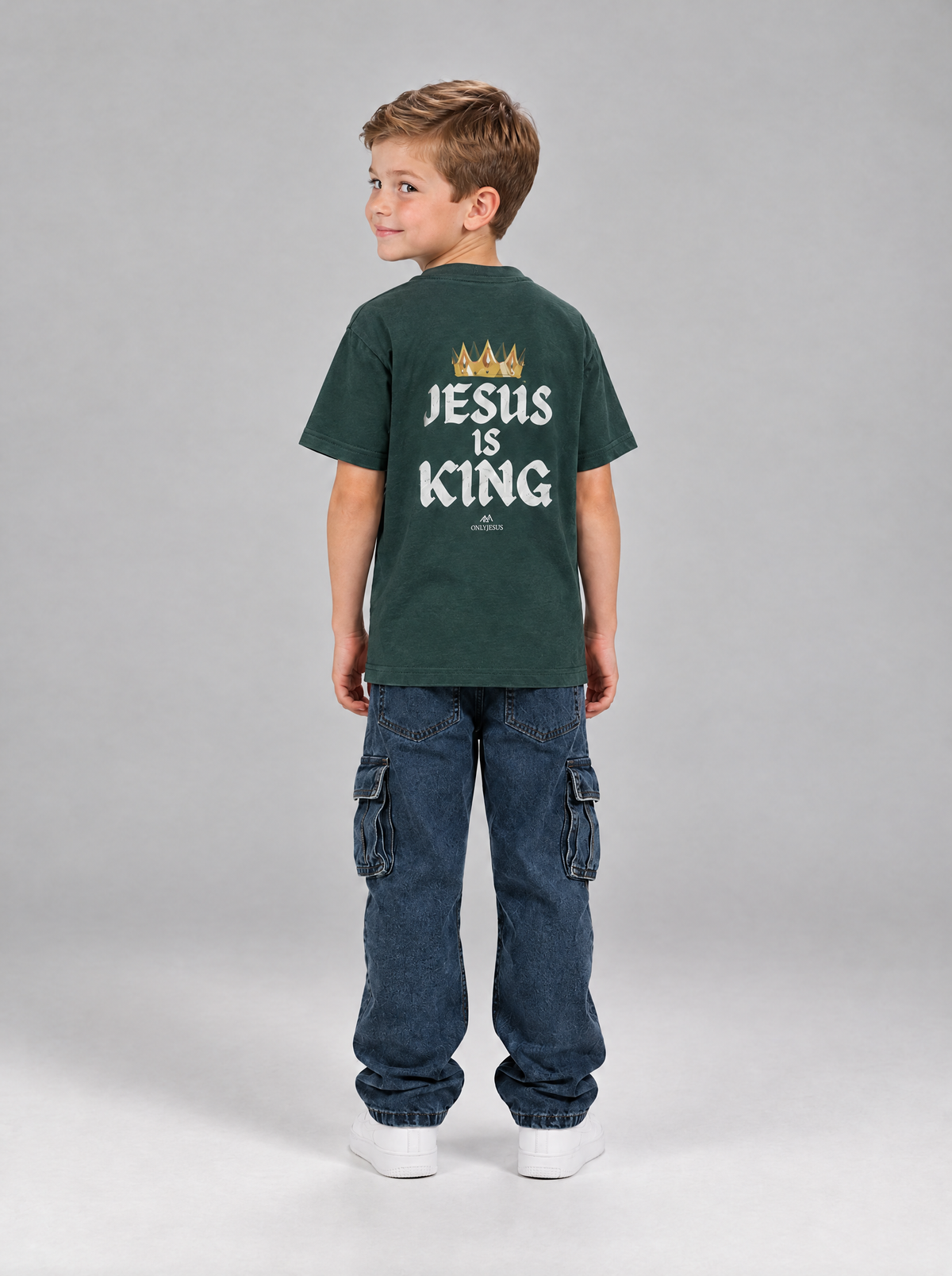 Junge im bottlegrünen Kindershirt, Rückseite mit Krone und Jesus is King