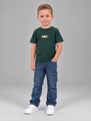 Junge im bottlegrünen Jesus is King Kindershirt, Vorderseite mit goldener Krone