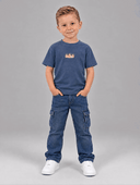 Jesus is King Kindershirt in Vintageblue, Junge dreht sich: vorne, Seite, hinten