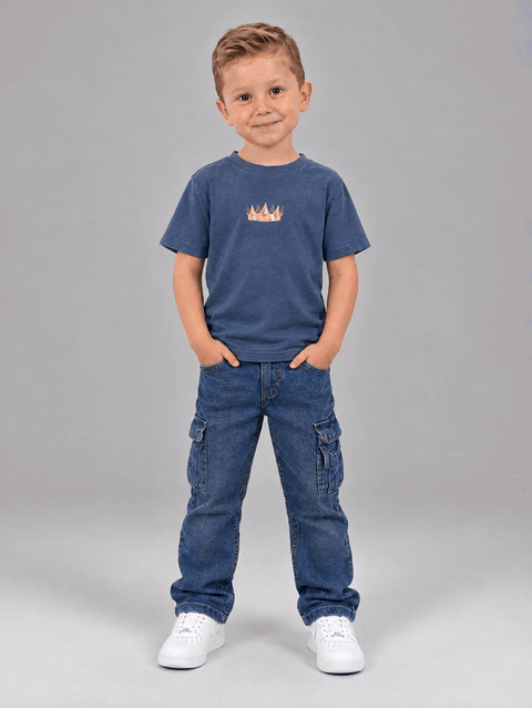 Jesus is King Kindershirt in Vintageblue, Junge dreht sich: vorne, Seite, hinten