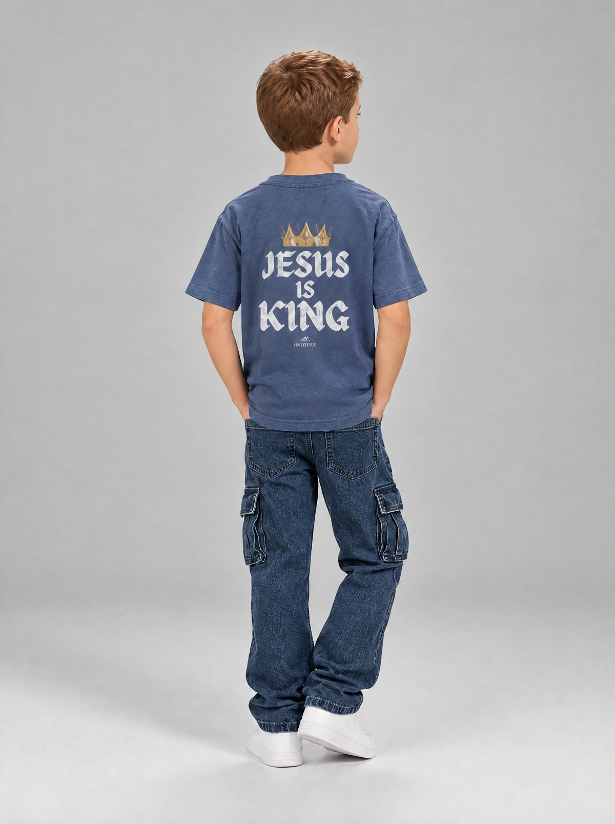 Junge im vintageblauen Kindershirt, Rückseite mit Krone und Jesus is King