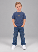 Junge im vintageblauen Jesus is King Kindershirt, Vorderseite mit goldener Krone
