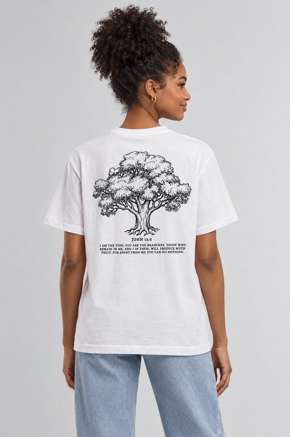 Frau im Olivetree-Shirt von hinten, großer Olivenbaum-Druck