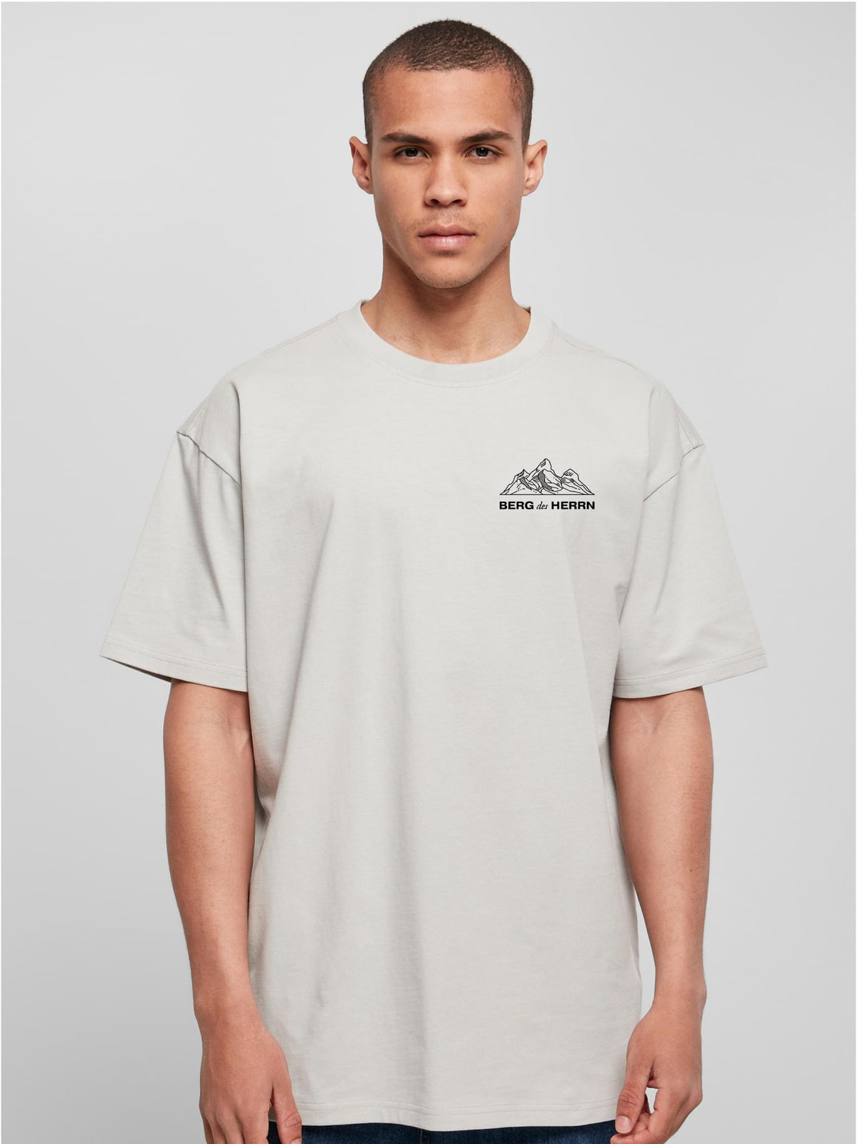 Mann im hellgrauen Berg des Herrn Oversized Shirt, Vorderseite