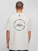 Mann von hinten im hellgrauen Berg des Herrn Shirt mit Bergmotiv und Humble Hungry Holy