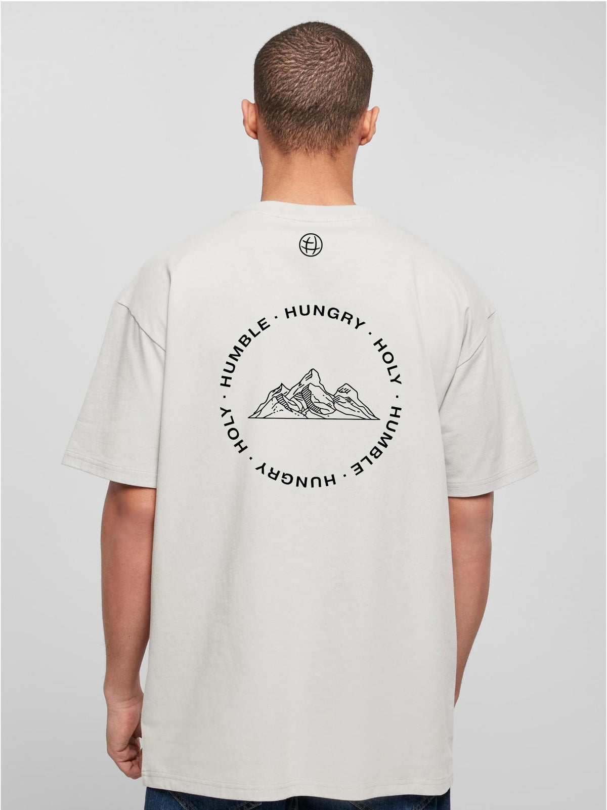 Mann von hinten im hellgrauen Berg des Herrn Shirt mit Bergmotiv und Humble Hungry Holy