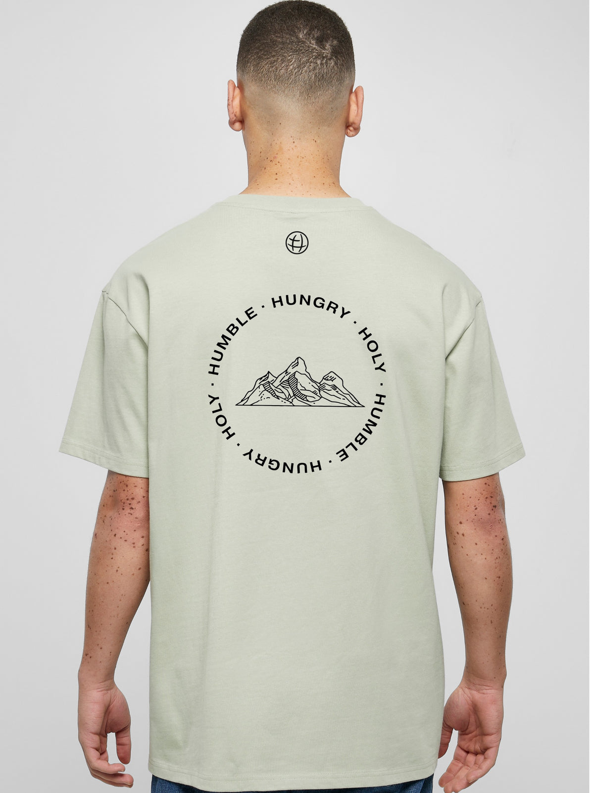 Mann von hinten im salbeigrünen Berg des Herrn Shirt mit Bergmotiv