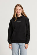 Frau im schwarzen OnlyJesus Fluffy Hoodie, Vorderseite mit kleinem Logo und Olivenzweig auf der Brust