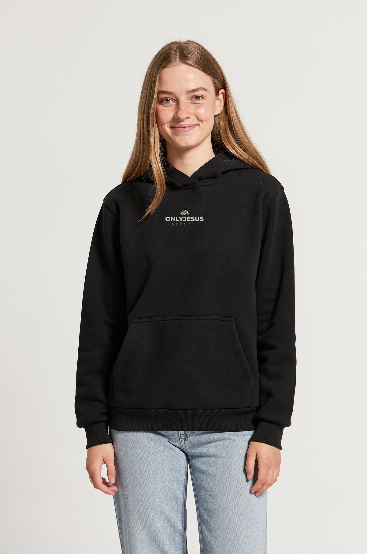 Frau im schwarzen OnlyJesus Fluffy Hoodie, Vorderseite mit kleinem Logo und Olivenzweig auf der Brust