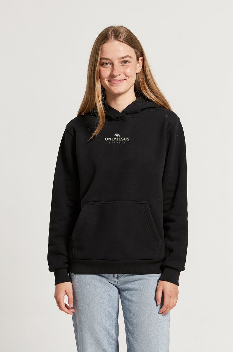 Frau im schwarzen OnlyJesus Fluffy Hoodie, Vorderseite mit kleinem Logo und Olivenzweig auf der Brust