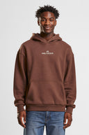 Mann im braunen OnlyJesus Fluffy Hoodie, Vorderseite mit kleinem Logo und Olivenzweig auf der Brust