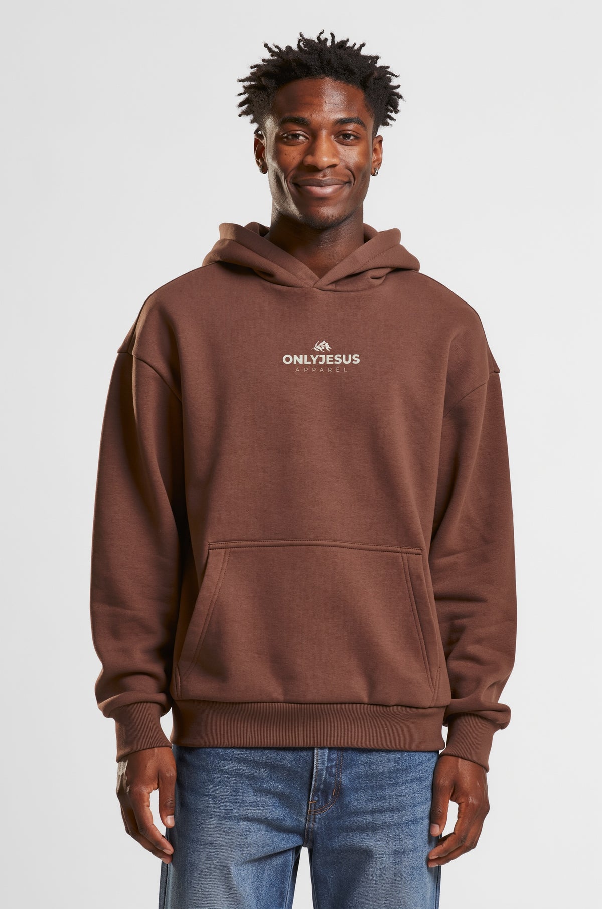 Mann im braunen OnlyJesus Fluffy Hoodie, Vorderseite mit kleinem Logo und Olivenzweig auf der Brust