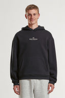 Mann im schwarzen OnlyJesus Fluffy Hoodie, Vorderseite mit kleinem Logo und Olivenzweig auf der Brust