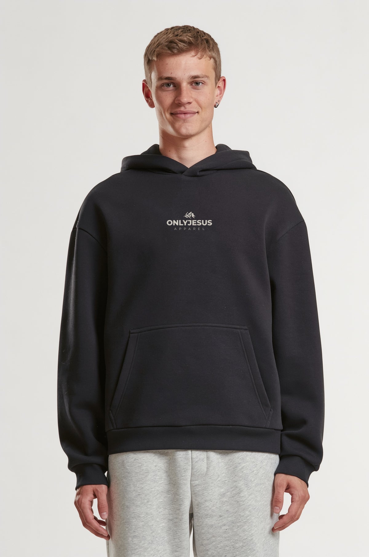 Mann im schwarzen OnlyJesus Fluffy Hoodie, Vorderseite mit kleinem Logo und Olivenzweig auf der Brust