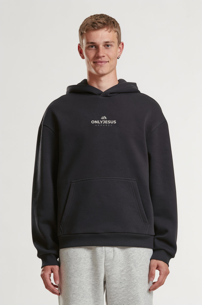 Mann im schwarzen OnlyJesus Fluffy Hoodie, Vorderseite mit kleinem Logo und Olivenzweig auf der Brust