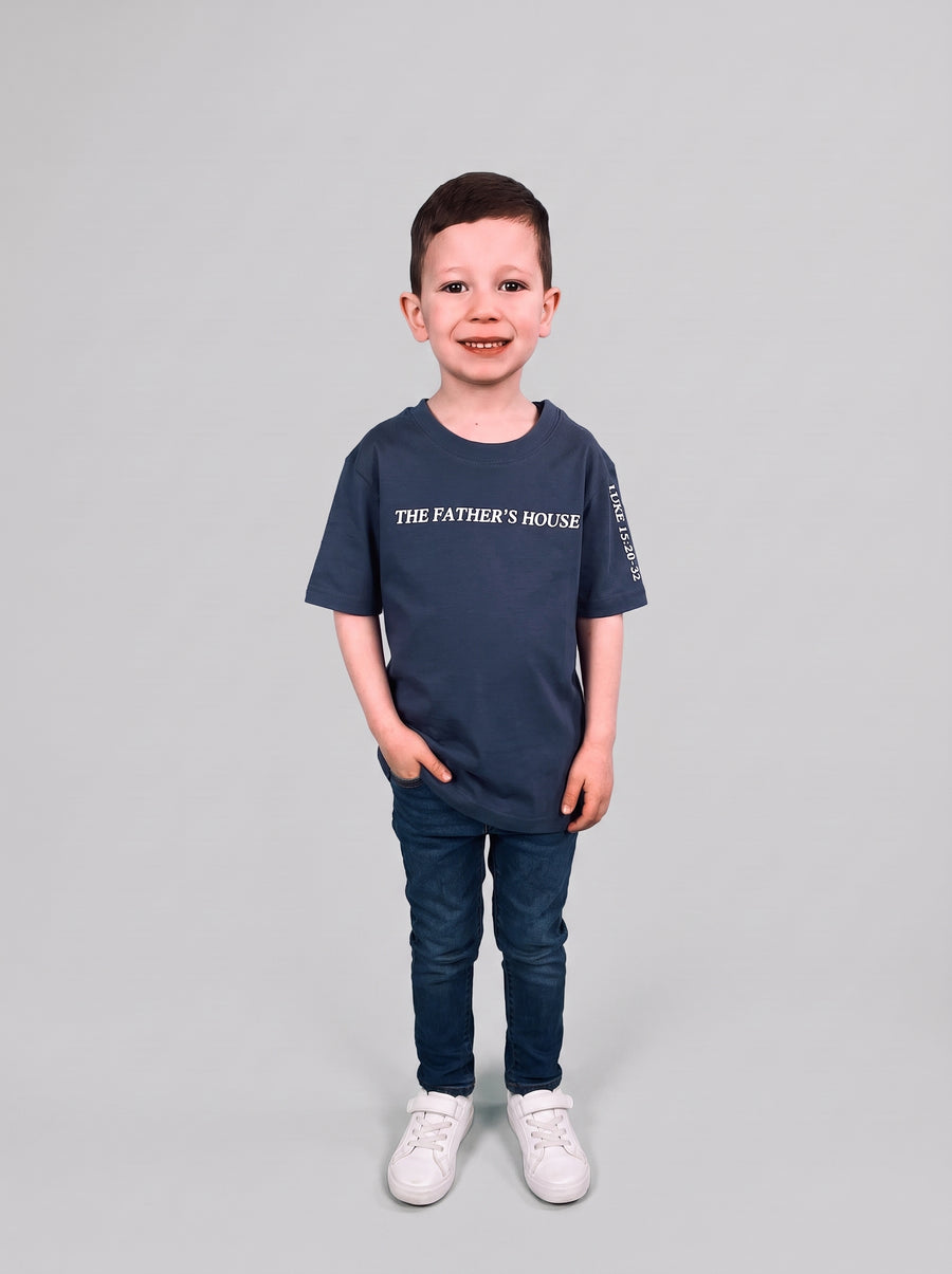 Junge im blauen Father's House Kindershirt, Vorderseite