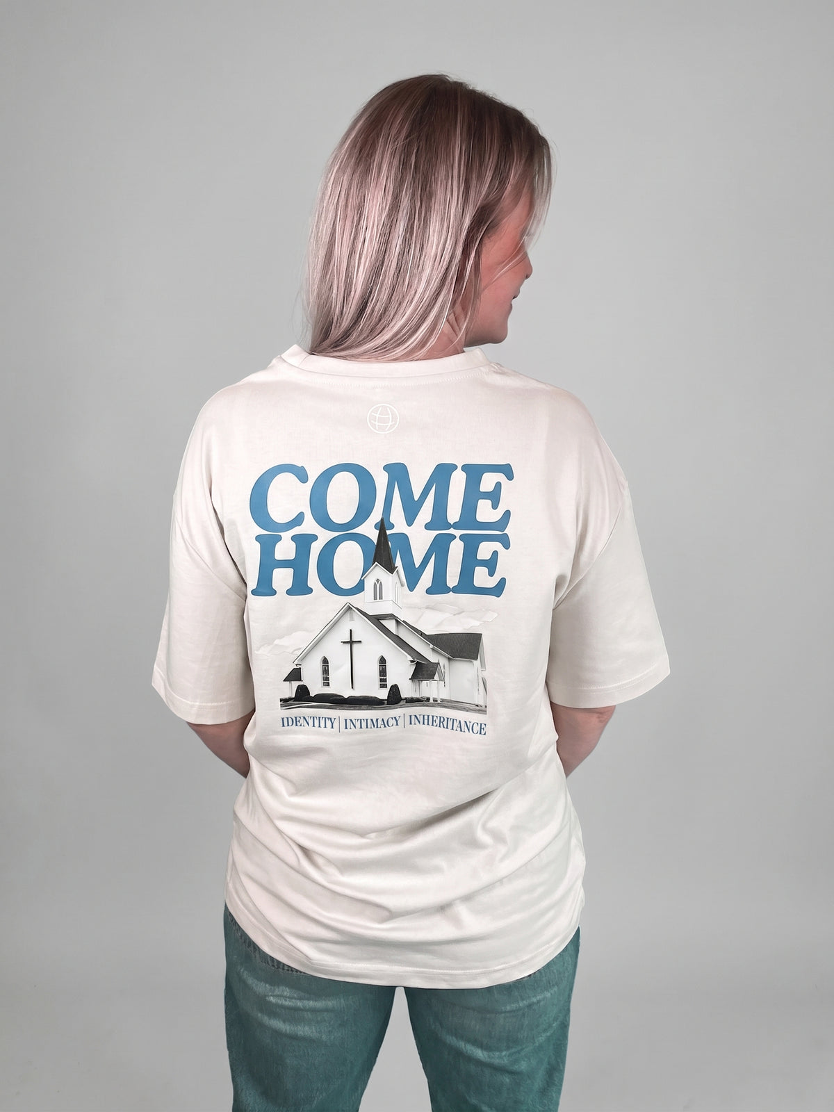 Frau von hinten im Come Home Oversized T-Shirt mit Kirchenmotiv