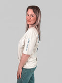 Frau im hellen Father's House Shirt von der Seite, Lukas 15,20-32 auf dem Ärmel