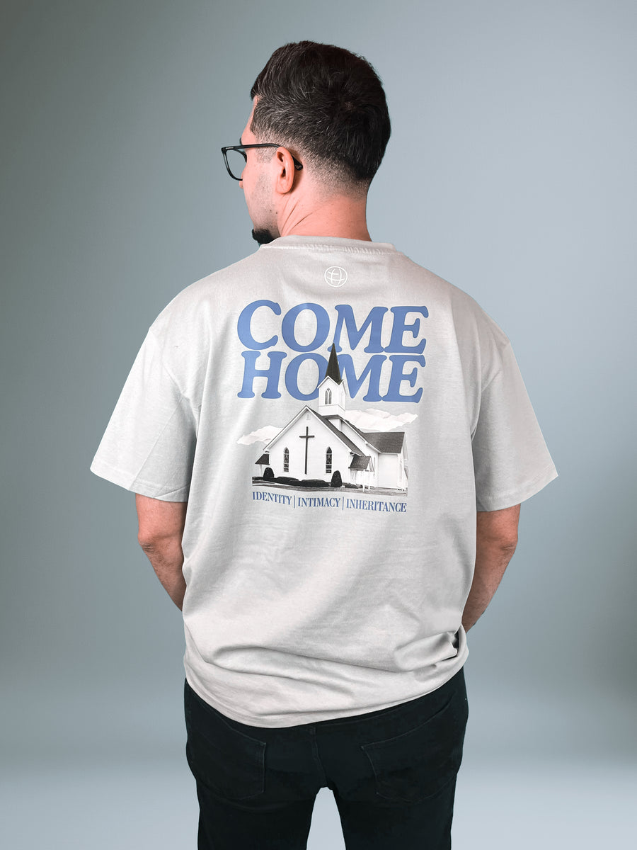 Mann von hinten im Come Home Oversized T-Shirt mit Kirchenmotiv