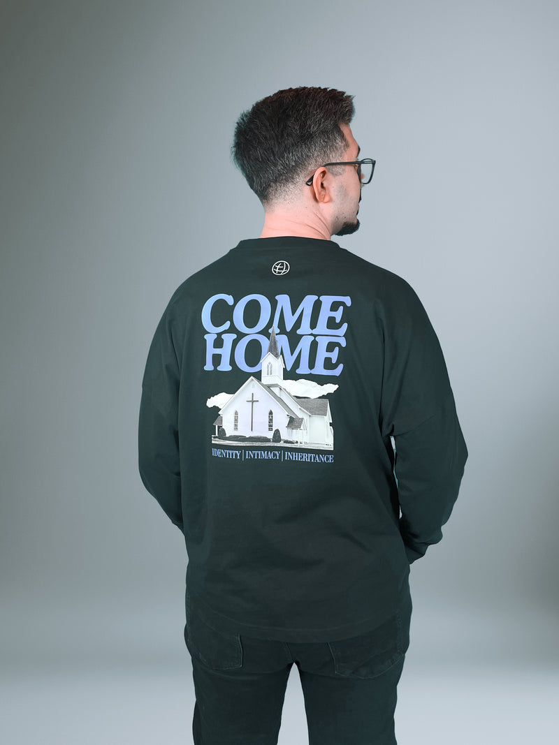 Mann von hinten im dunkelgrünen Come Home Longsleeve