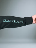 Ärmel des Father's House Longsleeve mit dem Bibelvers Lukas 15,20-32