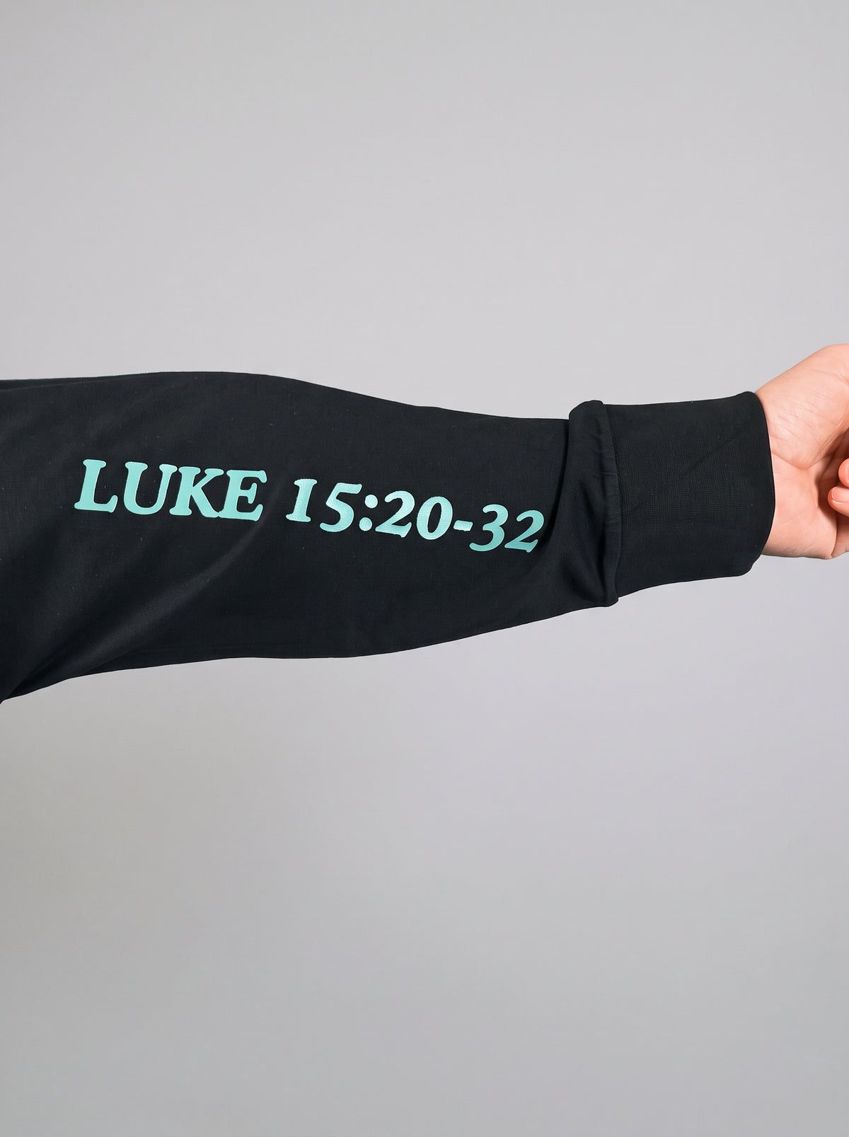 Ärmel des Father's House Longsleeve mit dem Bibelvers Lukas 15,20-32