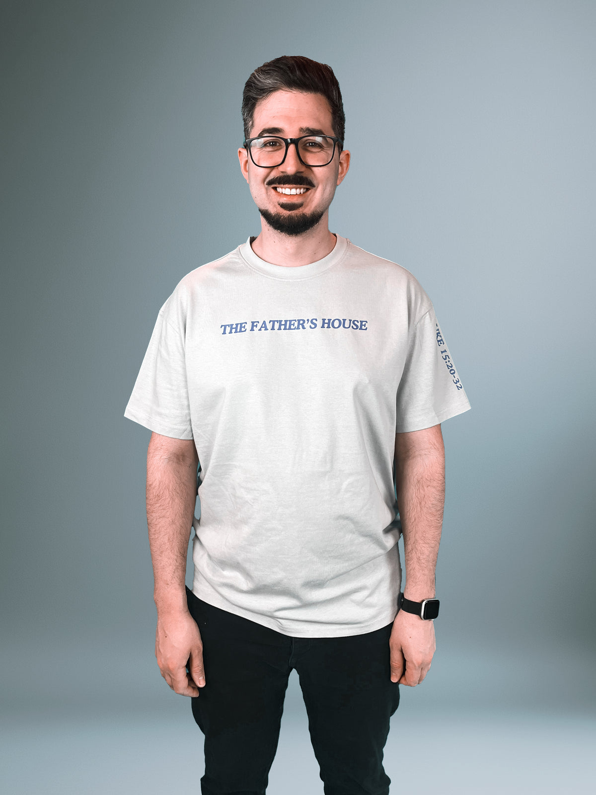 Mann im hellgrauen Father's House Oversized Shirt, Vorderseite