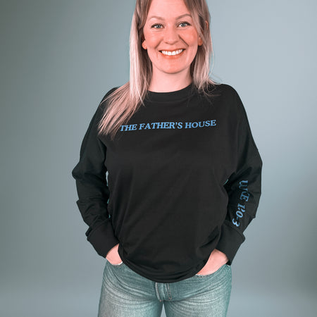 Frau im schwarzen Father's House Longsleeve, Vorderseite