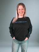 Frau im schwarzen Father's House Longsleeve, Vorderseite