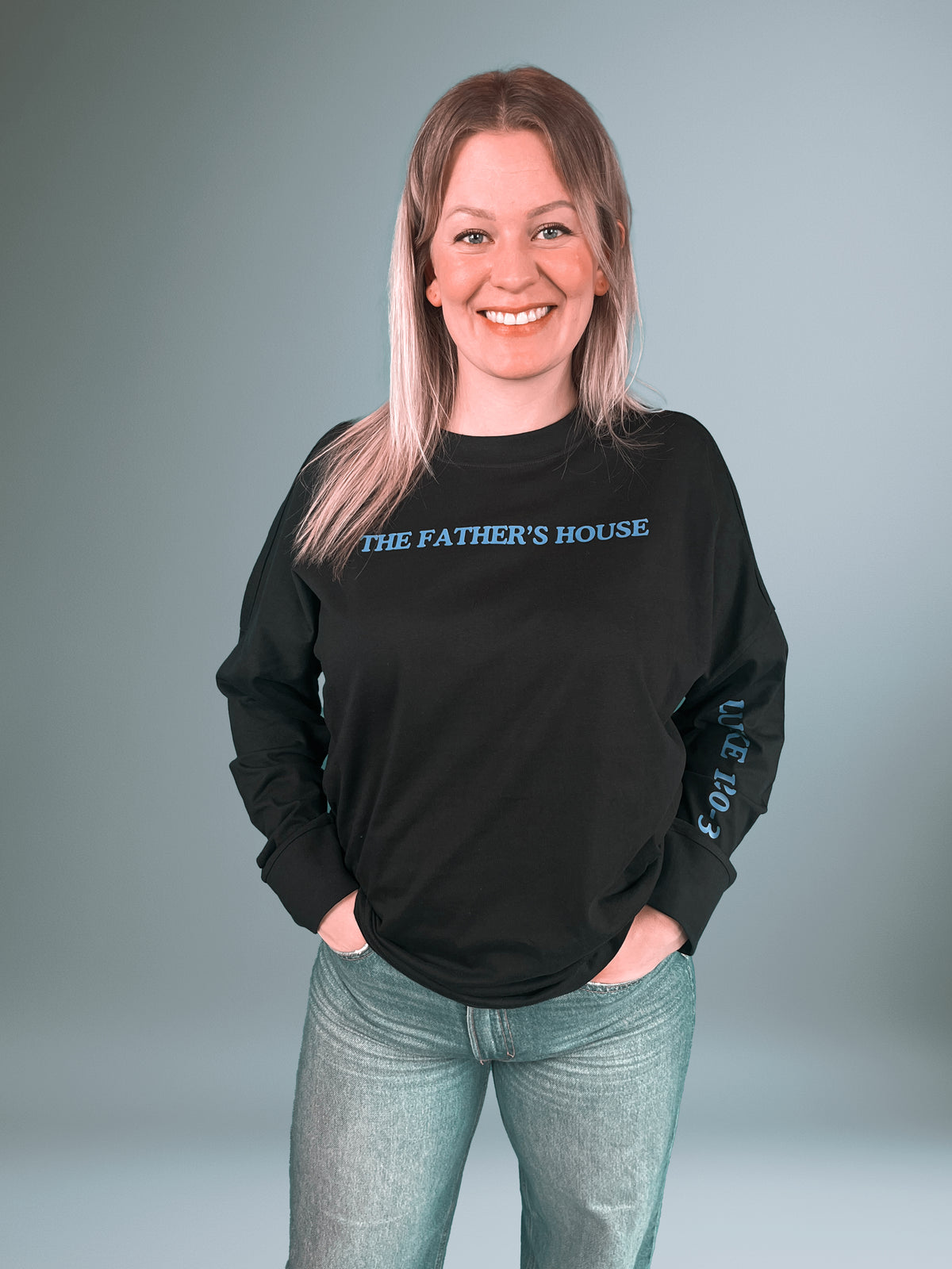Frau im schwarzen Father's House Longsleeve, Vorderseite