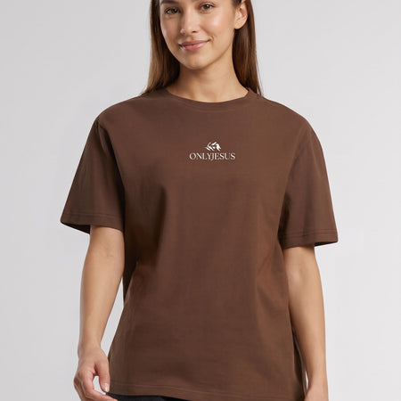 Frau im braunen OnlyJesus T-Shirt mit kleinem weissen Logo